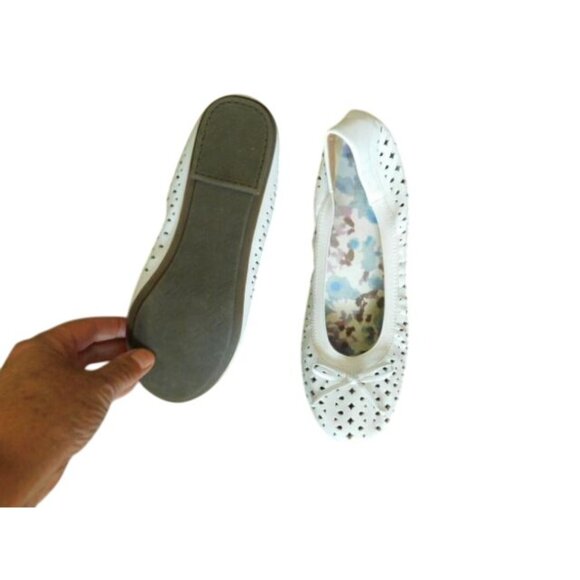 Vionic Size 8 White Flat Cut Out Rounded Toe Flat Soles Shoes - Picture 5 of 5